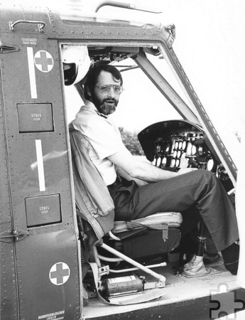 Peter Felten 1978 als Oberleutnant bei einer Wehrübung für Journalisten auf dem Copiloten-Sitz eines Bell-UH-D1-Helikopters. Foto: Privat/pp/Agentur ProfiPress 