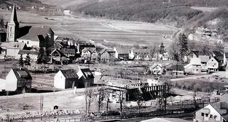 Diese Ortsansicht aus dem Jahr 1953 dokumentiert den beginnenden Bau des Rathauses im noch deutlich weniger besiedelten Kall. Repro: Alice Gempfer/pp/Agentur ProfiPress
