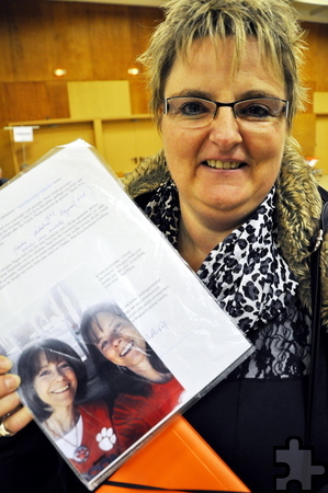 Grit Sattler aus Rheinbach präsentierte in Hellenthal einen Brief und ein Foto der 51-jährigen Karen Nichelson aus Virginia, der sie durch eine Stammzellenspende das Leben gerettet hat. Foto: Reiner Züll/pp/Agentur ProfiPress