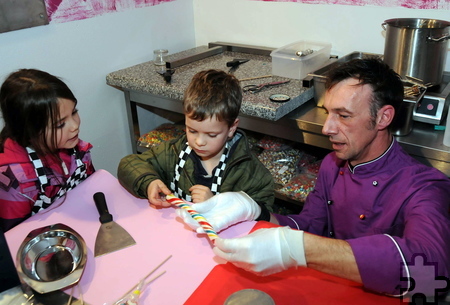 Franz Weber erklärt den Kindern, wie ein Lolli hergestellt wird. Foto: Manfred Görgen/pp/Agentur ProfiPress