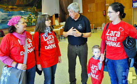 Eine Delegation aus Erftstadt, hier mit Hilfsgruppenchef Willi Greuel, erschien in Hellenthal in roten T-Shirts mit der Aufschrift „Lara sagt Danke". Foto: Reiner Züll/pp/Agentur ProfiPress 