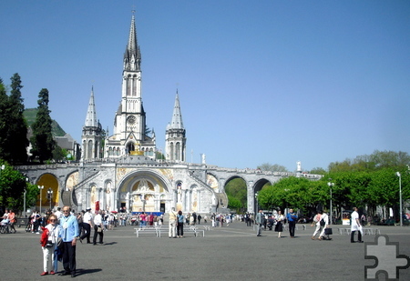 Die achttägige Pilgerreise mit den Mechernicher Schäfer Reisen nach Lourdes beinhaltet neben Fahrt und Unterkunft auch die Besuche von Heiligen Messen, Prozessionen und Konzerten in dem Pilgerort. Foto: Johannes Klinkhammer/pp/ProfiPress