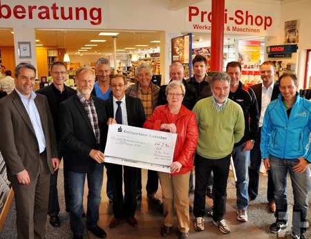 Im vergangenen Jahr wurde der Hilfsgruppe in der Kaller Bauzentrale Schumacher ein Spendenbetrag von 2900 Euro übergeben. Foto: Reiner Züll/pp/Agentur ProfiPress
