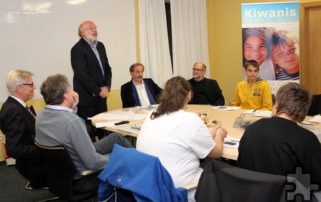 In der kleinen Feierstunde stellte der Präsident Hajo Heinen auch die Arbeit des Kiwanis Hilfsfonds Nordeifel vor. Die Spendenempfänger gaben einen Einblick in ihre Arbeit. Foto: Alice Gempfer/pp/Agentur ProfiPress