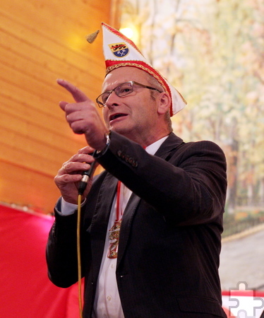 Bürgermeister Dr. Hans-Peter Schick zeigte sich beim Tollitätenempfang in der Kommerner Bürgerhalle von seiner humorvollen Seite. Foto: Franz Küpper/pp/Agentur ProfiPress