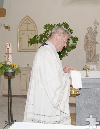 Willi Assion in Talar und Rochett auf dem Weg zum Altar der Alten Kirche. Archivfoto: pp/ProfiPress