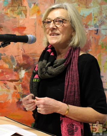 Linda Pfeiffer, Schriftstellerin und die Lebensgefährtin des Malers, führte in die Ausstellung ein. Foto: Kirsten Röder/pp/Agentur ProfiPress