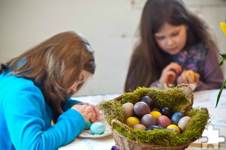 Bunte Eier können Besucher des LVR-Freilichtmuseums Kommern mit Naturfarben aus Zwiebel- und Walnussschalen zaubern. Foto: Hans-Theo Gerhards/Freilichtmuseum/pp/ProfiPress