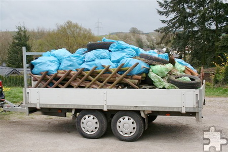 Mehr als 50 freiwillige Müllsammler waren in Scheven, Wallenthal und Dottel im Einsatz und sammelten insgesamt rund 60 blaue Säcke voller Müll. Foto: Privat/pp/Agentur ProfiPress