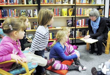 Für junge Bücherfreunde ab dem Kindergartenalter ist der Vorlesenachmittag in der Stadtbücherei, hier bei einer früheren Veranstaltung, immer ein Erlebnis. Archivfoto: Alice Gempfer/pp/Agentur ProfiPress