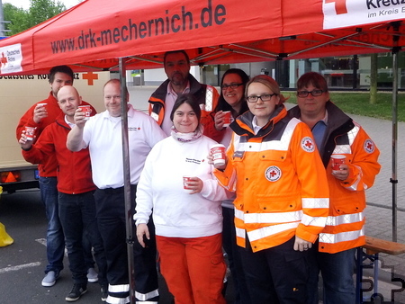 Schon ab sechs Uhr morgens standen die freiwilligen Helfer des Mechernicher Rotkreuz-Ortsvereins auf dem Parkplatz an der Zikkurat bereit und versorgten die Autofahrer mit heißem Kaffee. Foto: DRK/pp/Agentur ProfiPress
