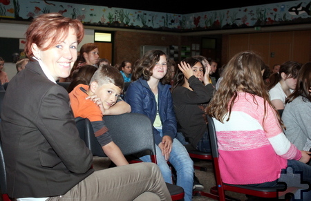 Auch Schulleiterin Eva Balduin hatte sichtlich Spaß an der Lit.Eifel-Veranstaltung. Foto: Alice Gempfer/pp/Agentur ProfiPress