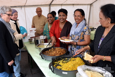 Köstliche indische Gerichte nach bengalischen Rezepturen servierten die in der Mechernicher Kernstadt-Pfarrgemeinde stark vertretenen Familien, die ursprünglich aus Indien stammen. Foto: Manfred Lang/pp/Agentur ProfiPress