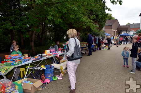Auf dem Flohmarkt konnten die Pfarrfestbesucher Bücher, Spielsachen, Kleidung und Gebrauchsgegenstände für kleines Geld erwerben. Foto: ml/pp/ProfiPress