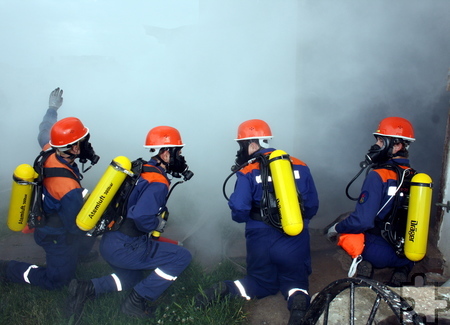 Beim Löschen eines echten Brandes trugen die Jugendfeuerwehrleute aus Bleibuir, Glehn und Floisdorf Atemschutzgeräte. Foto: Privat/pp/Agentur ProfiPress