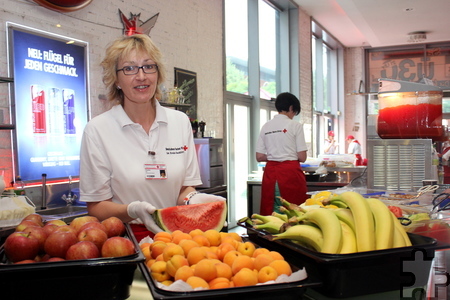 Das Rotkreuz-Küchenteam hatte wieder ein reichhaltiges Buffet gezaubert, unter anderem gab es viel frisches Obst. Foto: Alice Gempfer/pp/Agentur ProfiPress