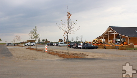 Der Parkplatz für das später 18 Hektar große Areal ist angelegt. Rasen wurde bereits eingesät und auch die ersten Bäume gepflanzt. 250 Fahrzeuge sollen hier Platz finden. Foto: Kirsten Röder/pp/Agentur ProfiPress