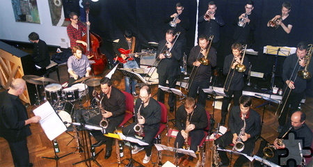 Das Subway Jazz Orchestra, hier unter Leitung von Frank Reinshagen, Leiter des Musikvereins Frohngau, spielte im Haus für Lehrerfortbildung zum KKK-Jubiläum. Foto: Stefan Lieser/pp/Agentur ProfiPress