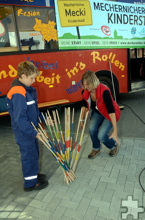 Riesenmikado am Jugendbus der KOT Mechernich. Foto: Manfred  Lang/pp/Agentur ProfiPress