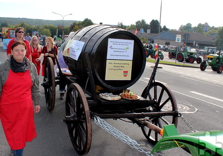 Auch diesen Holzwagen mit einem 500-Liter-Weinfass führte die KG Feytaler Jecken im Mechernicher Stadtjubiläumszug mit sich. Foto: Beate Heimersheim/pp/Agentur ProfiPress