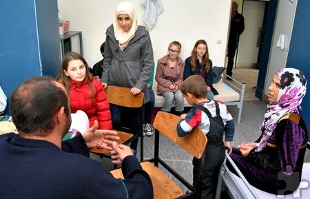 Bereitwillig standen die in der Peterheide untergebrachten syrischen Flüchtlingsfamilien den Mechernicher Gymnasiasten Rede und Antwort. Foto: Renate Hotse/pp/Agentur ProfiPress