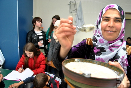 Widerstand zwecklos: In den Genuss der sprichwörtlichen Gastfreundschaft der arabischen Kultur kamen auch die Schüler bei ihrem Besuch in der Flüchtlingsunterkunft. Foto: Renate Hotse/pp/Agentur ProfiPress