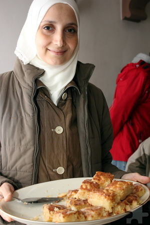 Auch die Syrerin Mouna hat für das Begegnungscafé gebacken. Foto: Alice Gempfer/pp/Agentur ProfiPress
