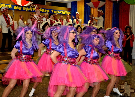 Die Damengarde aus Vussem tanzte zu einem Medley ehemaliger Prinzenlieder.  Foto: Reiner Züll/pp/Agentur ProfiPress