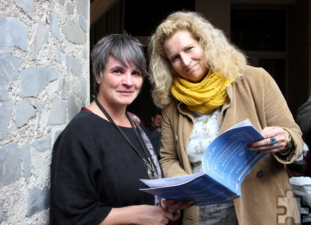 Tina Seynsche (rechts, hier mit der Helferin Klaudia Esser) koordiniert die Flüchtlingshilfe in Sistig. Foto: Alice Gempfer/pp/Agentur ProfiPress 