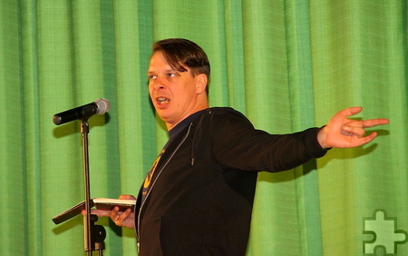 Der Slammer Lasse Samström, hier bei seinem Lit.Eifel-Auftritt im Vorjahr beim Poetry Slam in Vogelsang, wird sich bei der dritten Buchmesse in Nettersheim als brillianter Spoken-Word-Performer präsentieren. Foto: Stephan Everling/pp/Agentur ProfiPress