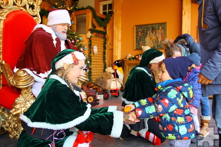 Wer sich von den Kindern nach eigenen Angaben gut betragen hatte, durfte dem Santa Claus von seinem Wunschzettel erzählen. Manche Kinder versteckten sich dann doch lieber hinter den Beinen ihrer Eltern, als dem Weihnachtsmann zu nahe zu kommen. In solchen Fällen halfen die Elfen mit lustigen Rentier-Handpuppen und einer Handvoll Leckereien, den Kindern die Angst zu nehmen. Foto: Tim Nolden/KStA/KR/pp/Agentur ProfiPress