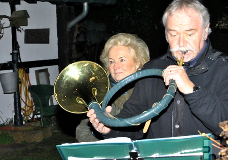 Mit einem auf dem Parforcehorn vorgetragenen Stück empfingen Ilse und Werner Drees die Dorfbewohner in Bergheim. Foto: Renate Hotse/pp/Agentur ProfiPress