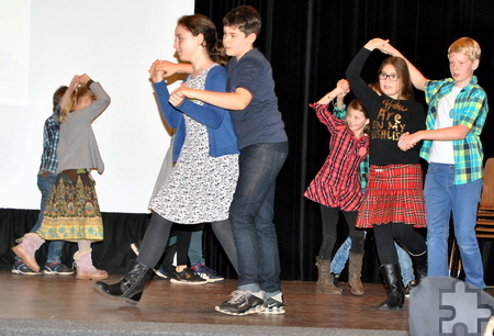 Einen schottischen Tanz führten die Fünftklässler auf. Foto: Renate Hotse/pp/Agentur ProfiPress