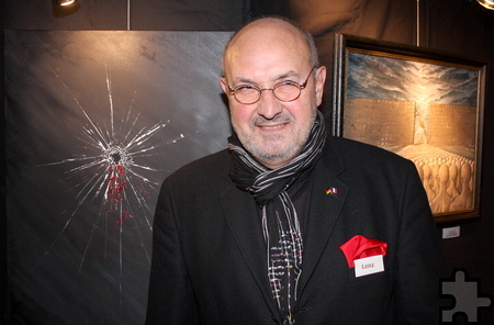 Gerhard Lenz aus Kommern präsentiert sein neuestes Werk „Paris“ mit einer durchschossenen Glasscheibe. Foto: Steffi Tucholke/pp/Agentur ProfiPress