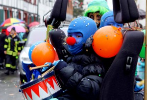 Ein „Blue Man“ mit roter Pappnase und Trömmelchen: Das gibt’s nur beim Kinderzug in Kommern. Foto: Paul Düster/pp/Agentur ProfiPress