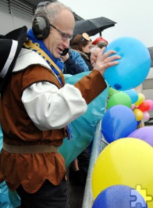 Und als schweres Geschütz nicht half, versuchte es der Bürgermeister mit 99 Luftballons. Foto: Renate Hotse/pp/ Agentur ProfiPress