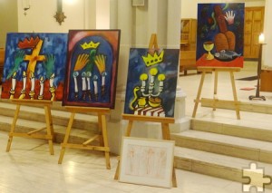 Eine kleine Gemäldeausstellung von Franz Kruse zum Thema Fastenzeit ist als Ergänzung zur Kreuz-Installation noch bis zum 11. April in Eschweiler zu sehen. Foto: Privat/pp/Agentur ProfiPress