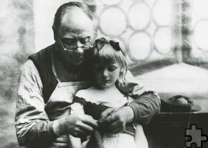 Großvater mit Enkelin beim Strümpfe stricken, um 1900. Foto: Archiv Ernst Backes, Marne/Holstein