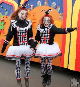 Als bunte Zirkustruppe war die FMK-Tanzgarde dabei, hier hopsen Alina (rechts) und Laura um die Wette. Foto: Alice Gempfer/pp/Agentur ProfiPress