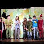 Mit richtigen Schauspielern gemeinsam auf der Bühne: Schülerinnen und Schüler des 6. Jahrgangs der Gesamtschule Mechernich. Foto: Privat/pp/Agentur ProfiPress