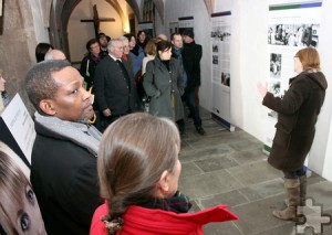 Dr. Gabriele Rünger führte durch eine Ausstellung zur Geschichte der Migration im Kreis Euskirchen. Alice Gempfer/pp/Agentur ProfiPress