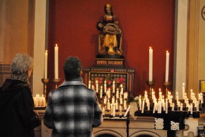 Schon am frühen Morgen war die Pietà umgeben von einem Lichtermeer aus brennenden Kerzen, die Hunderte von Pilgern aufgestellt hatten. Foto: Renate Hotse/pp/Agentur ProfiPress