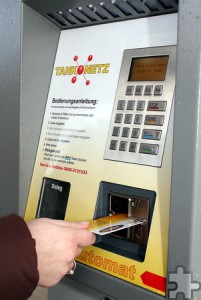 Am Tankautomat werden die Gutscheine genau wie EC- oder Kreditkarten eingesteckt. Die Tankkosten werden dann automatisch vom Guthabenbetrag abgezogen. Foto: Steffi Tucholke/pp/Agentur ProfiPress