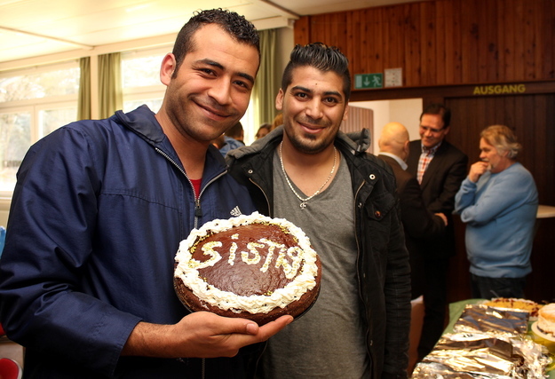 Ein junger Mann aus Syrien lebt, hatte gar einen selbst gebackenen Kuchen mit zu-ckersüßem „Sistig“-Schriftzug mitgebracht. Foto: Alice Gempfer/pp/Agentur Profi-Press