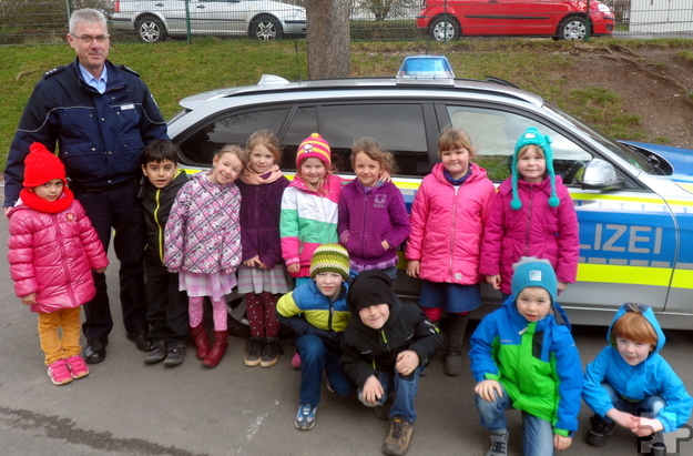 Zum Abschluss der Verkehrserziehungstage zeigte Polizist Siegfried Alt den Ripsdorfer Vorschulkindern seinen Streifenwagen. Foto: Privat/pp/Agentur ProfiPress