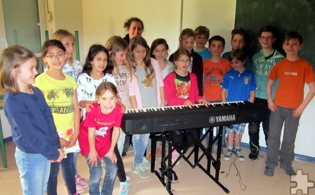 Groß war die Freude bei den Satzveyer Grundschülern über das neue E-Piano. Foto: Privat/pp/Agentur ProfiPress