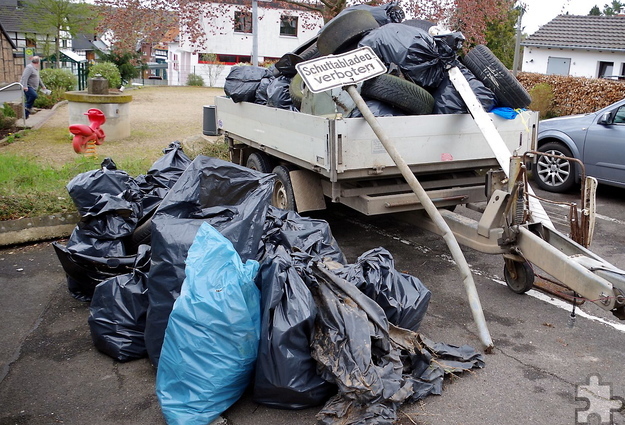 Ortsvorsteherin Heike Waßenhoven zeigte sich erstaunt, wie viel Müll innerhalb von drei Stunden zusammengekommen war. Foto: Johannes Mager/pp/Agentur ProfiPress