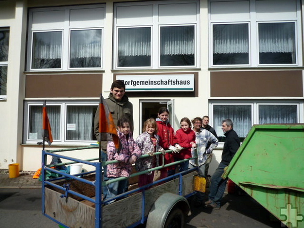 Auch die jüngsten Dorfbewohner von Lorbach beteiligten sich begeistert am Umwelttag. Foto: Privat/pp/Agentur ProfiPress