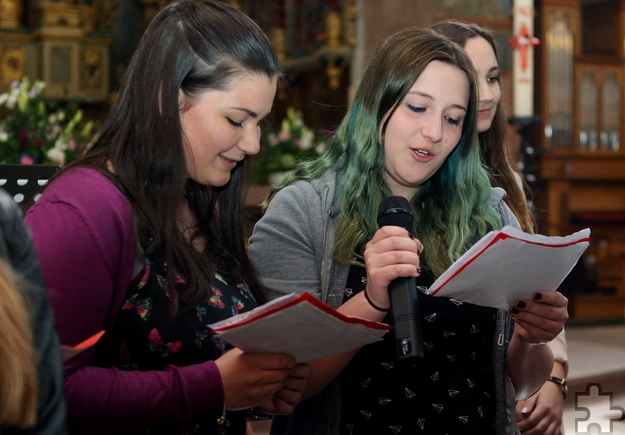 Mit einem Oberstufengottesdienst wurden die „Werke der Barmherzigkeit“ in der Steinfelder Basilika vorgestellt. Schüler sangen Lieder. Foto: Franz Küpper/pp/Agentur ProfiPress