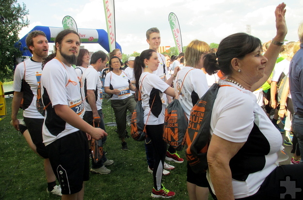 Zusammen mit mehr als 6.300 Teilnehmern bereiteten sich die „Haus Sonne Runners“ mit angeleiteten Dehnübungen auf den Lauf vor. Foto: Privat/pp/Agentur ProfiPress